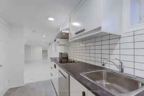 3 rooms house of 275 m² in Toronto