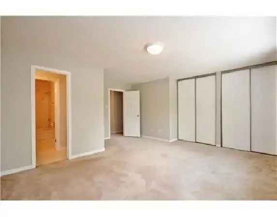 3 Bed Room Townhouse in Kanata’s Katimavik / Terry Fox