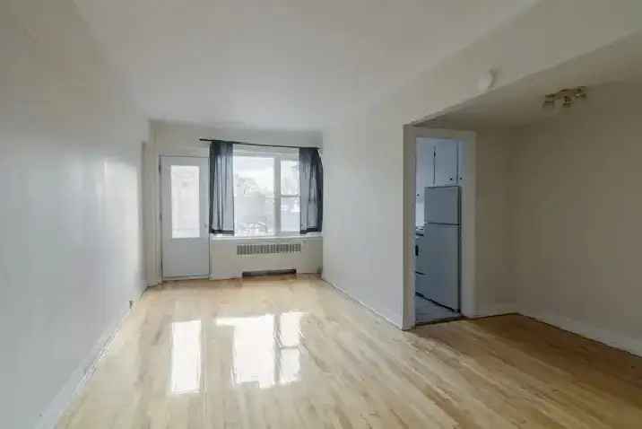 Westmount Apartment with Balcony, Heating Included