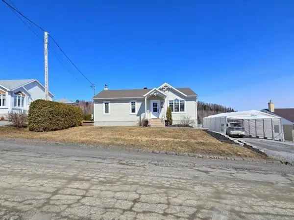 4-Bedroom Bungalow with Lake & Mountain Views