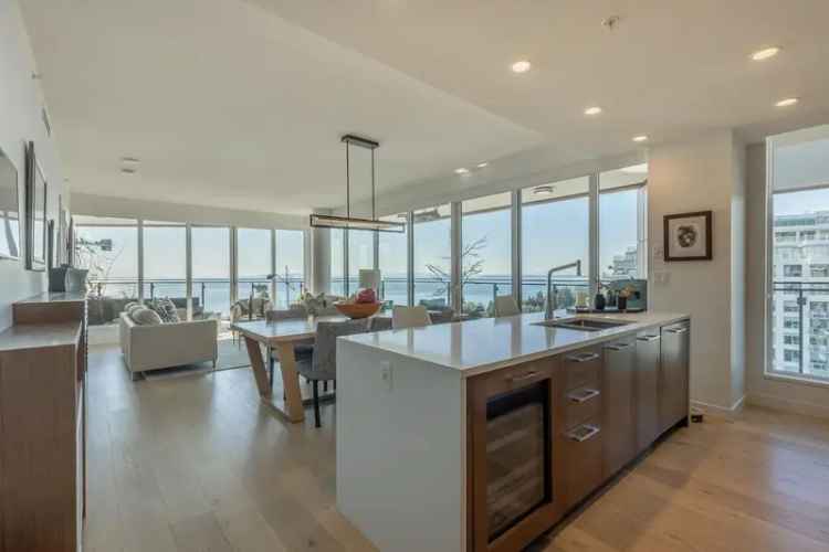 Condo For Sale in White Rock, British Columbia