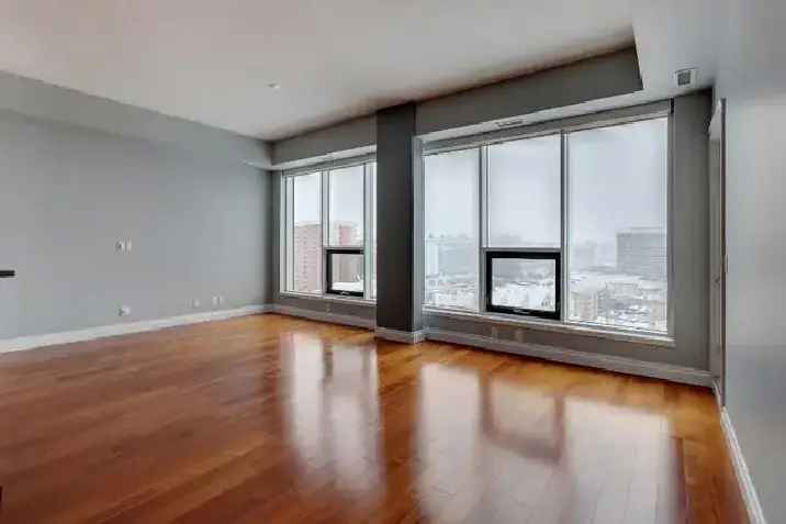 Immaculate Downtown Penthouse with Parking for 3