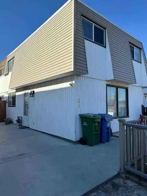 Duplex For Rent in Calgary, Alberta