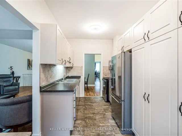 Townhouse For Sale in Hamilton, Ontario