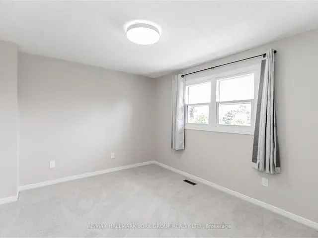 House For Sale in Newmarket, Ontario