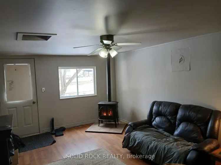 Merrickville 2+1 Bedroom Home Highway Commercial Zoning
