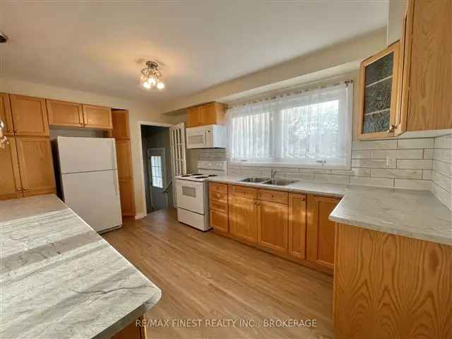 All Brick Bungalow in Polson Park Near St Lawrence College