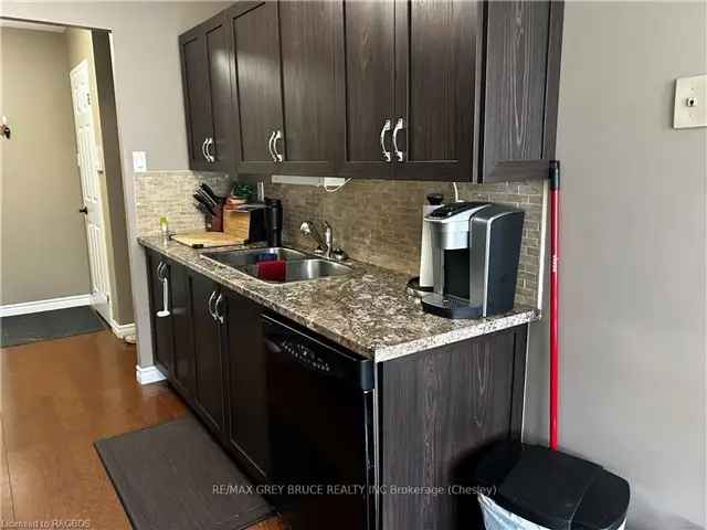 Bright 2-Bedroom Condo in Heritage Towers