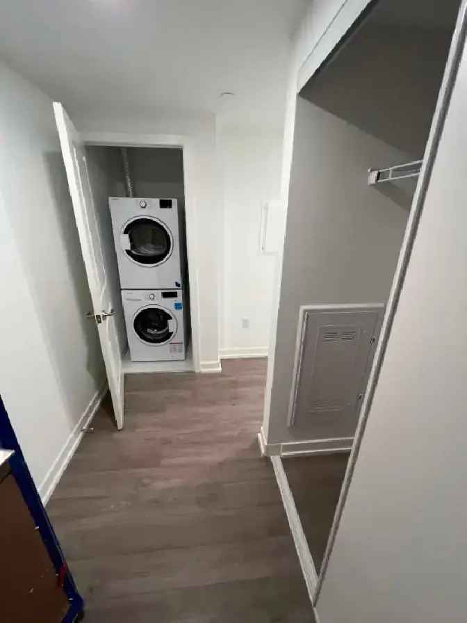 Luxury 2-bedroom 2-bathroom downtown condo with parking & locker