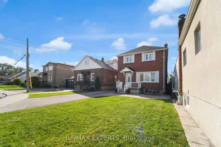 House For Sale in 124, Spears Street, Toronto, Ontario