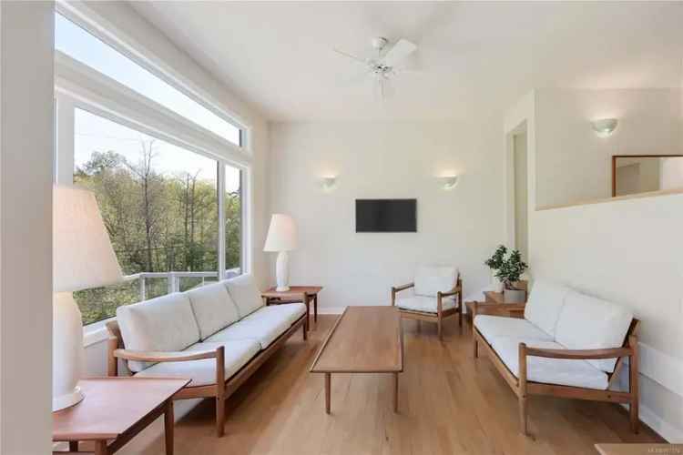 6-Bedroom 4-Bathroom Home with In-Law Suite near Colquitz River