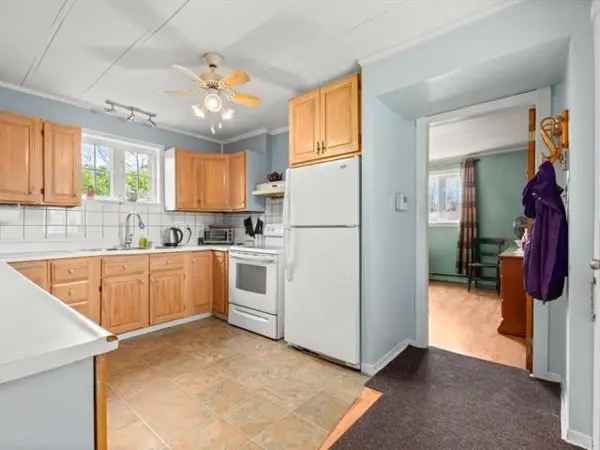 3 Bedroom Bungalow near Highway 20