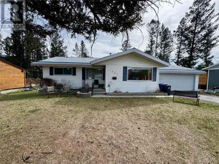 Family Home with Mountain Views 3 Bed 1 Bath Double Garage Huge Lot