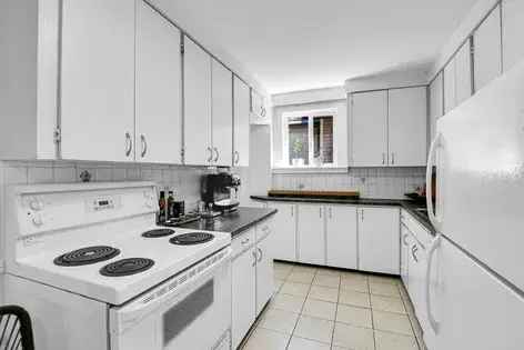 2 Bedroom 138m² Main Level Apartment in New Edinburgh Ottawa