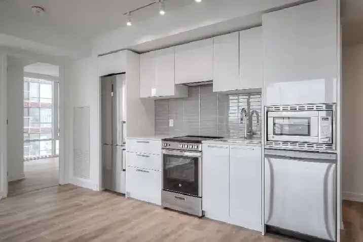 Rent Stunning 2 Bedroom Condo with Den Near Yonge and College