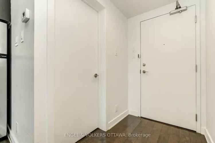 Rent Luxurious 1 Bedroom Den Condo in Centretown with Terrace