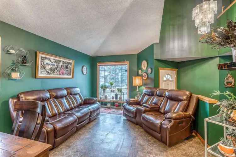 House For Sale in Calgary, Alberta