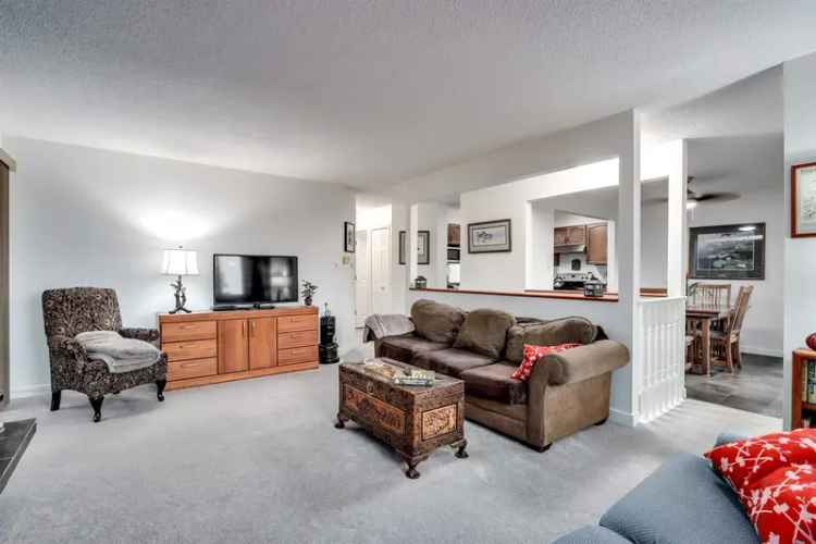 A $1,199,999.00 1/2 Duplex with 4 bedrooms in Central Coquitlam, Coquitlam