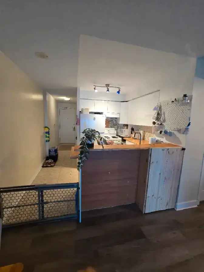 1 ROOM PLUS 1 DEN CONDO IN SCARBOROUGH