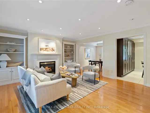 South Oakville Freehold Townhome Near Kerr Village