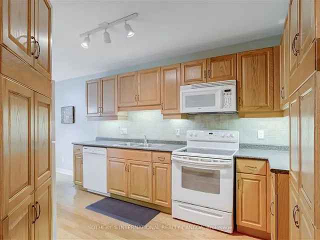 Condo For Sale in New Tecumseth, Ontario