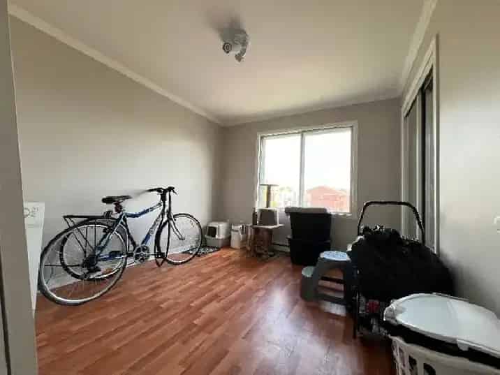 Spacious 2-Bedroom Condo near Waterfront with Parking