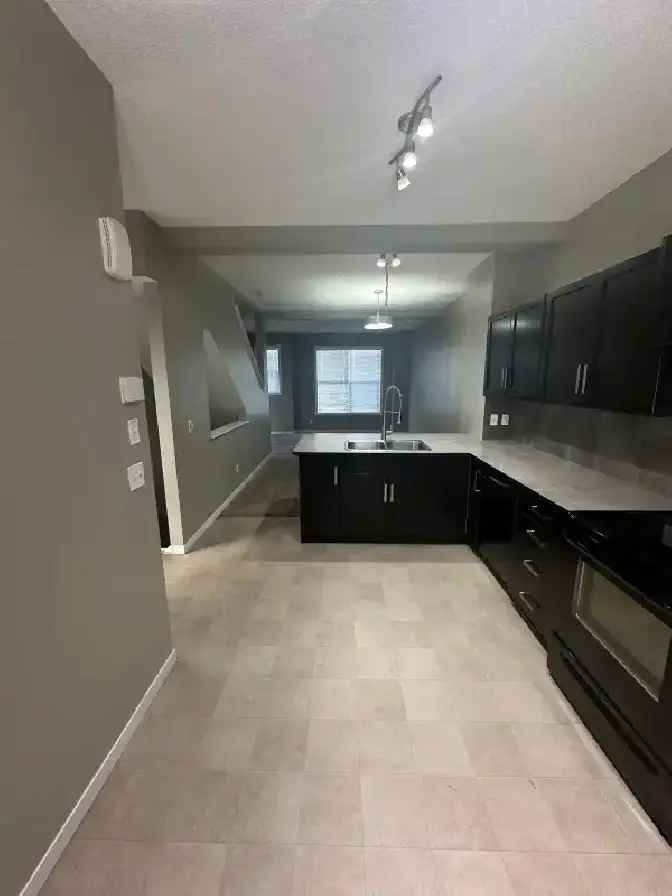 4Bed, 2.5Bath for Rent in New Brighton SE, Calgary