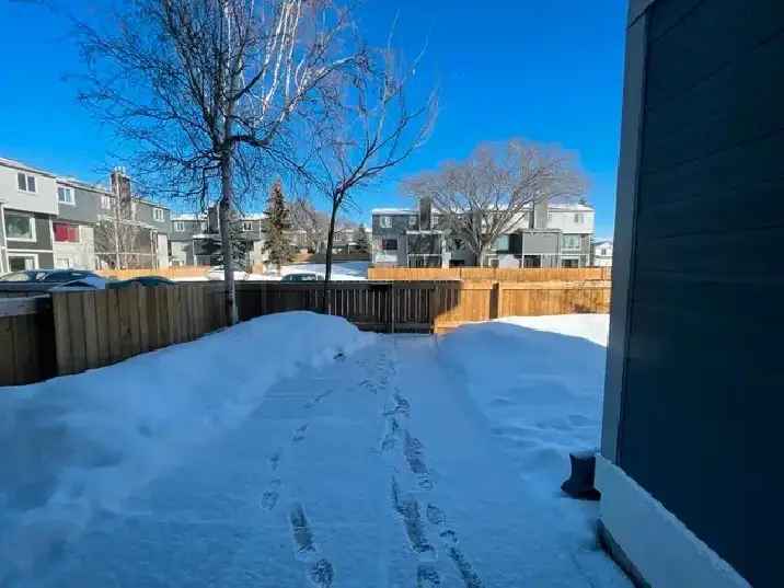 3 Bedroom Townhouse in Millwoods - Close to Millwoods Town Centr