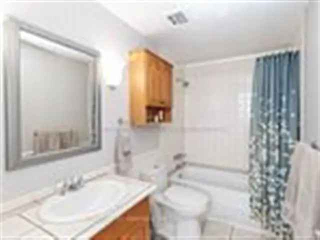 House For Sale in Newmarket, Ontario