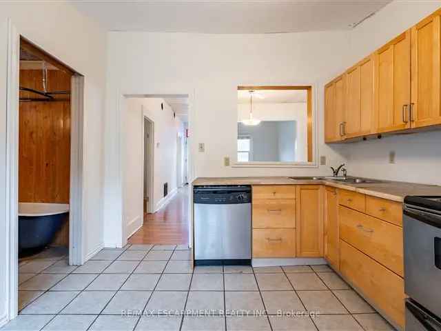 House For Sale in Hamilton, Ontario