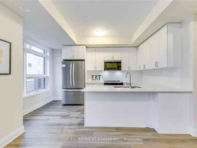 Modern 3-Bedroom Townhome in Cobban with Rooftop Patio and 2 Parking