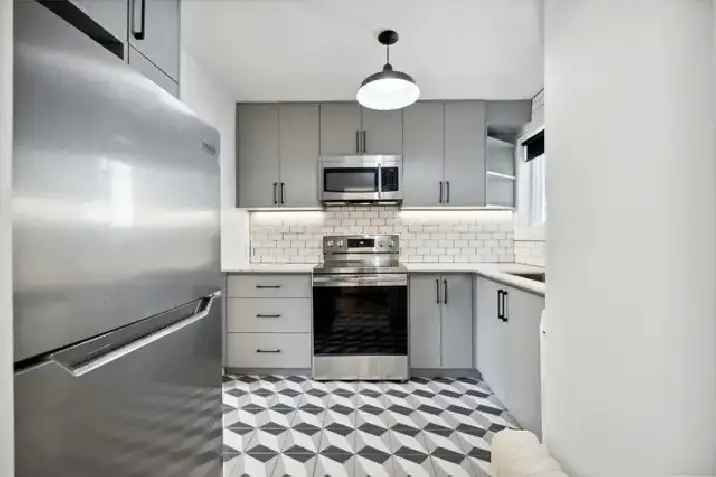 RENOVATED 2 BDR   LIVING ROOM - QUEEN ST WEST