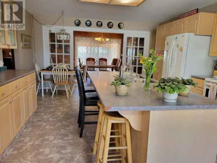 5 Bedroom Family Home on 5 Acres Near Town