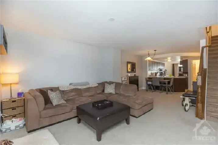 Lovely 2 bed, 2.5 bath upper unit for rent