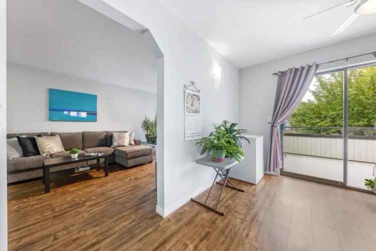 2 Bed 2 Bath Upper Unit in Glenwood Village Gated Community