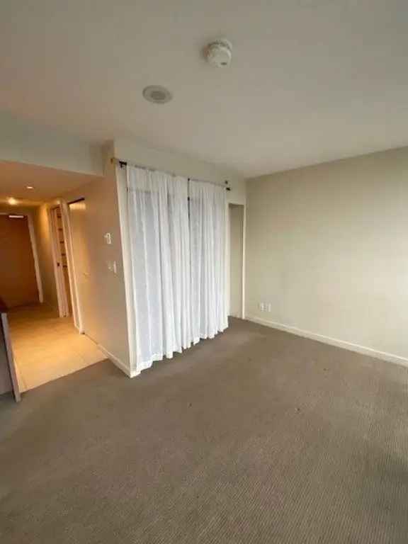 Yaletown Studio Apartment with City Views and Amenities