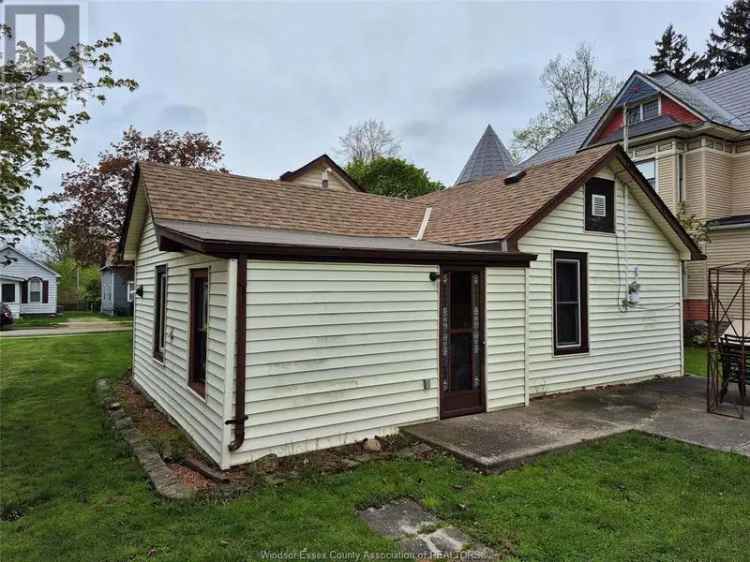 Spacious 3-Bedroom Home in Kingsville - Updated Features and Large Backyard