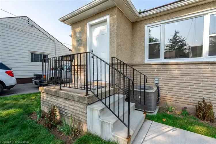 House For Sale in Hamilton, Ontario