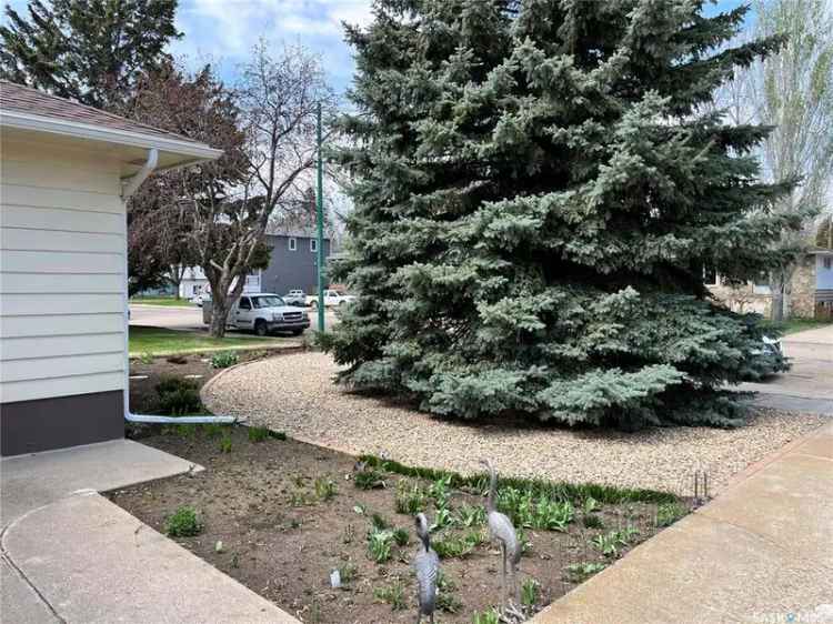 999 sq ft Bungalow in Queen Elizabeth - Updated Kitchen Hardwood Floors