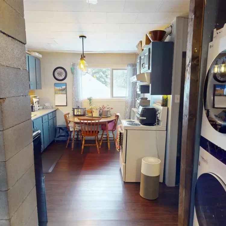 Cozy 2-Bedroom Home near Barkerville with Outbuildings