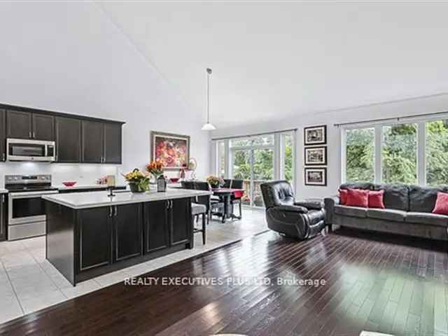 Luxury Bungaloft Home in Indigo Estates Collingwood