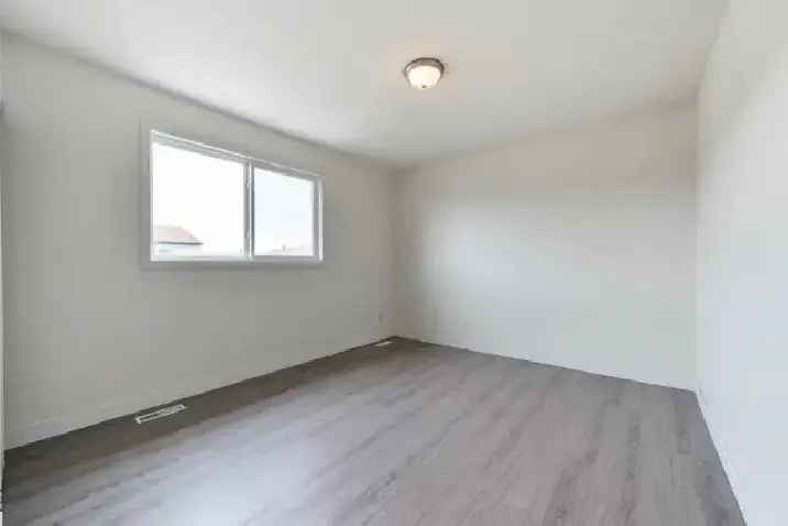 3 Bedroom Townhouse Premium - 121 St.& 152 Ave. Renovated Suite