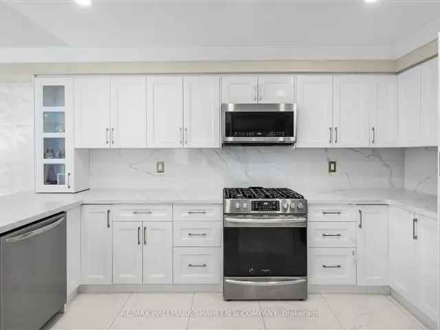 Luxury Newmarket Townhome - Fully Renovated - 3 Beds - Family Friendly