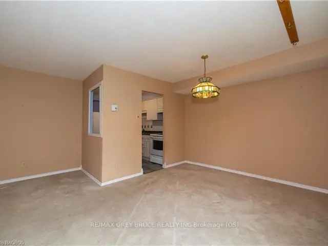 Townhouse For Sale in Hanover, Ontario