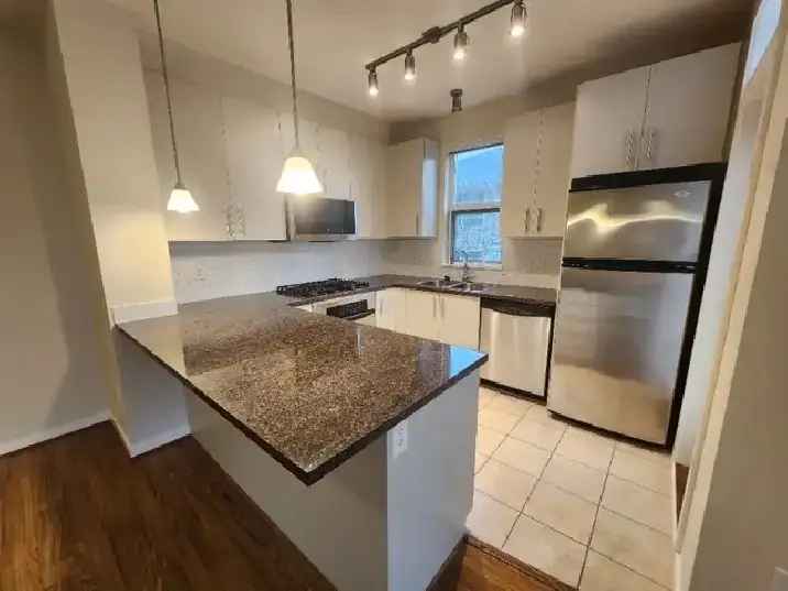 Beautiful 2 bed 2 bath Near Joyce Skytrain Station