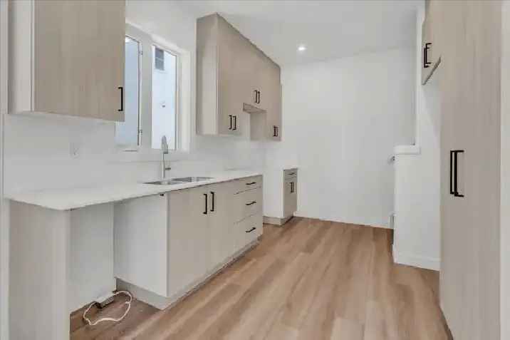 Rent Modern Townhouse in King Edward Park with 3 Bedrooms and Garage