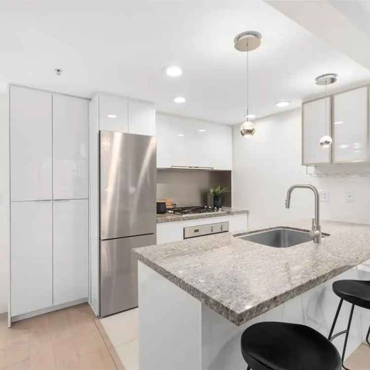 Yaletown 1 Bed + Den - Updated Condo with Amazing Amenities