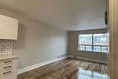 2 rooms house of 395 m² in Toronto