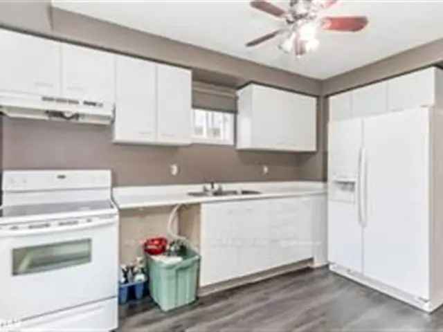 3 Bedroom House In Barrie Family Friendly Neighborhood