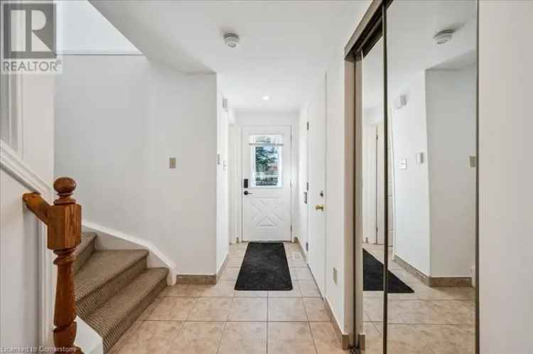 3-Bedroom 3-Bathroom Detached Home with Pool - Prime Location